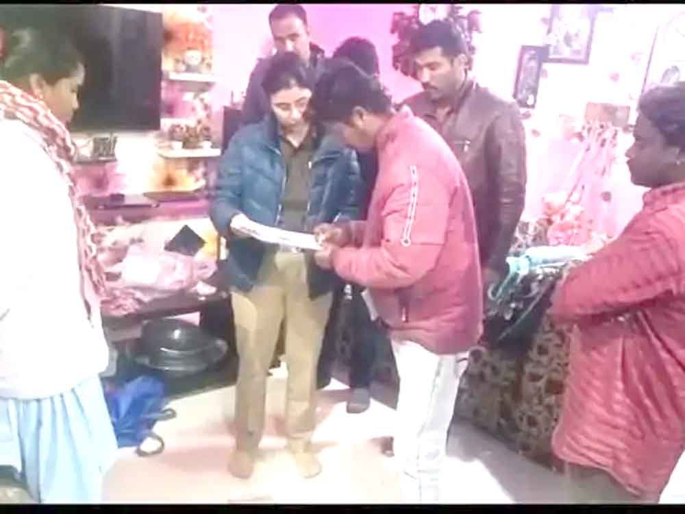 महिला गांजा बेचते रंगे हाथ पकड़ी