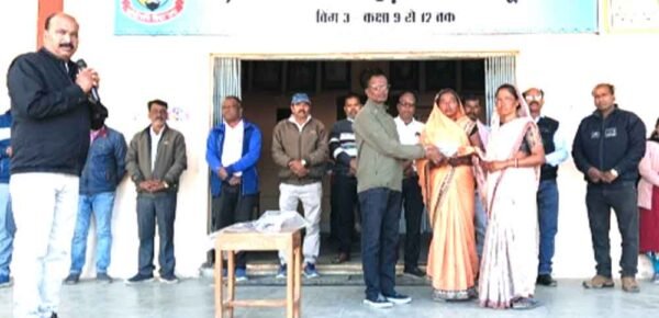 शिक्षकों और छात्रों ने आगजनी पीड़ित