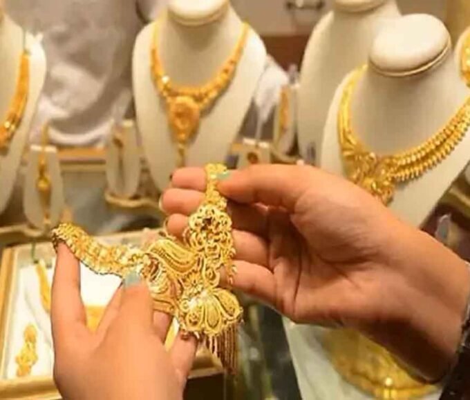 सोना-चांदी के दाम गिरे: 10 ग्राम सोना