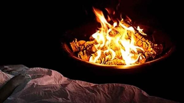 कड़ाके की ठंड ने ली जान: खाट के नीचे