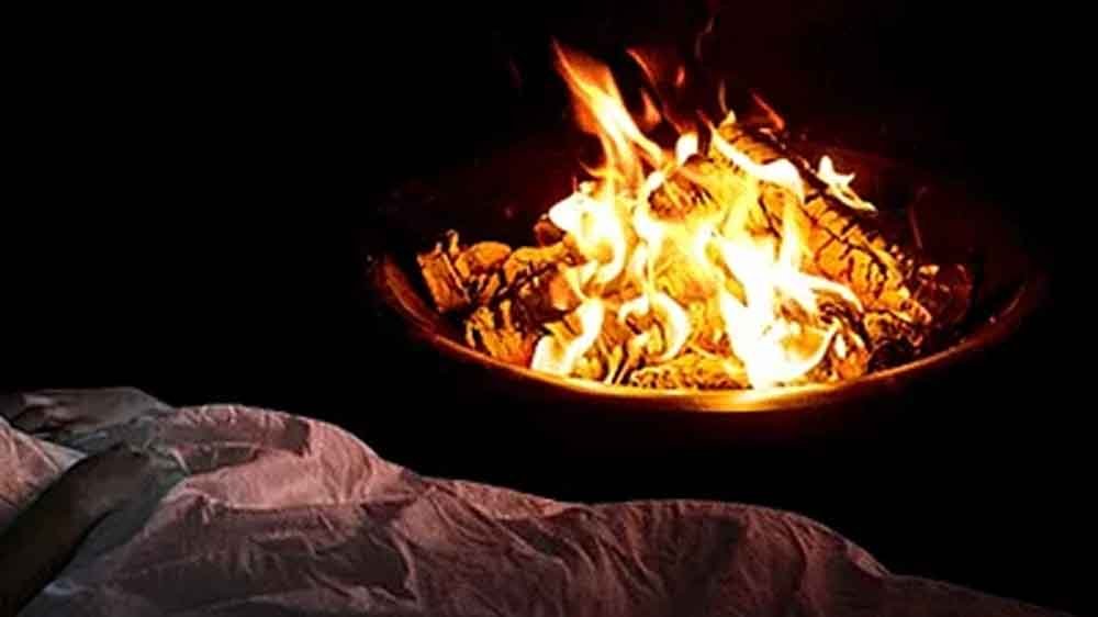 कड़ाके की ठंड ने ली जान: खाट के नीचे