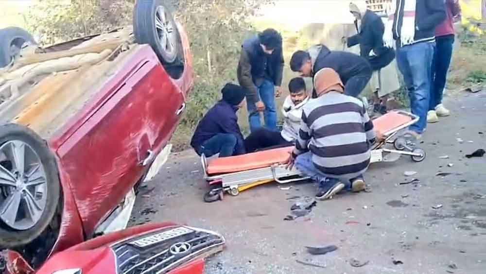 फोरलेन पर कार