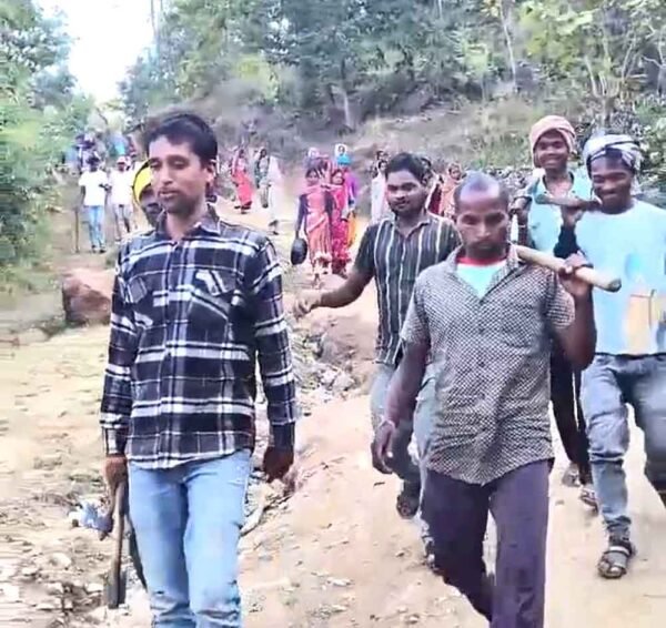 जनसहयोग से 200 ग्रामीणों ने बदल