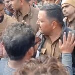 भाजपा नेता की कार से अलाव ताप