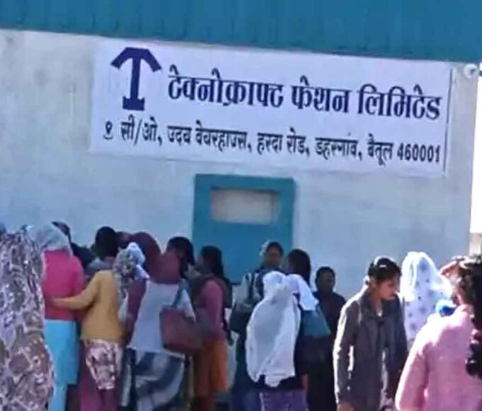 कम वेतन देकर आर्थिक शोषण करने