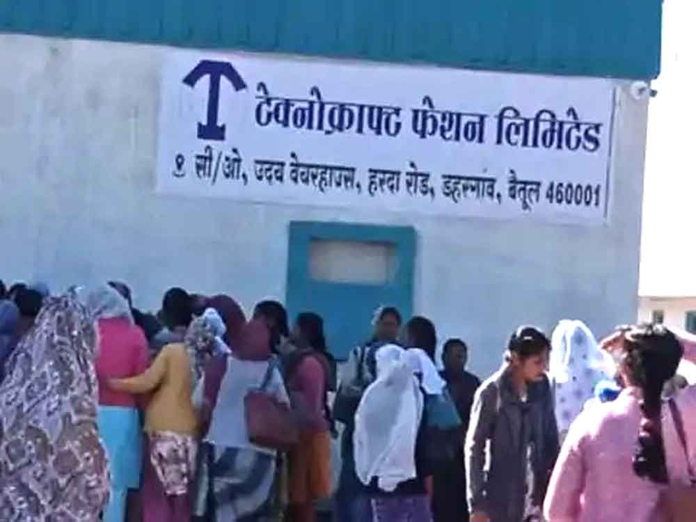 कम वेतन देकर आर्थिक शोषण करने