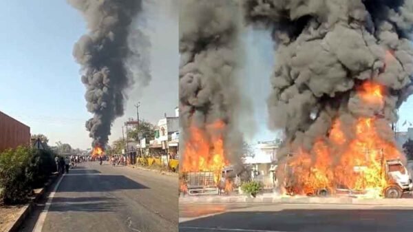 फोरलेन पर दो ट्रकों में लगी भीषण