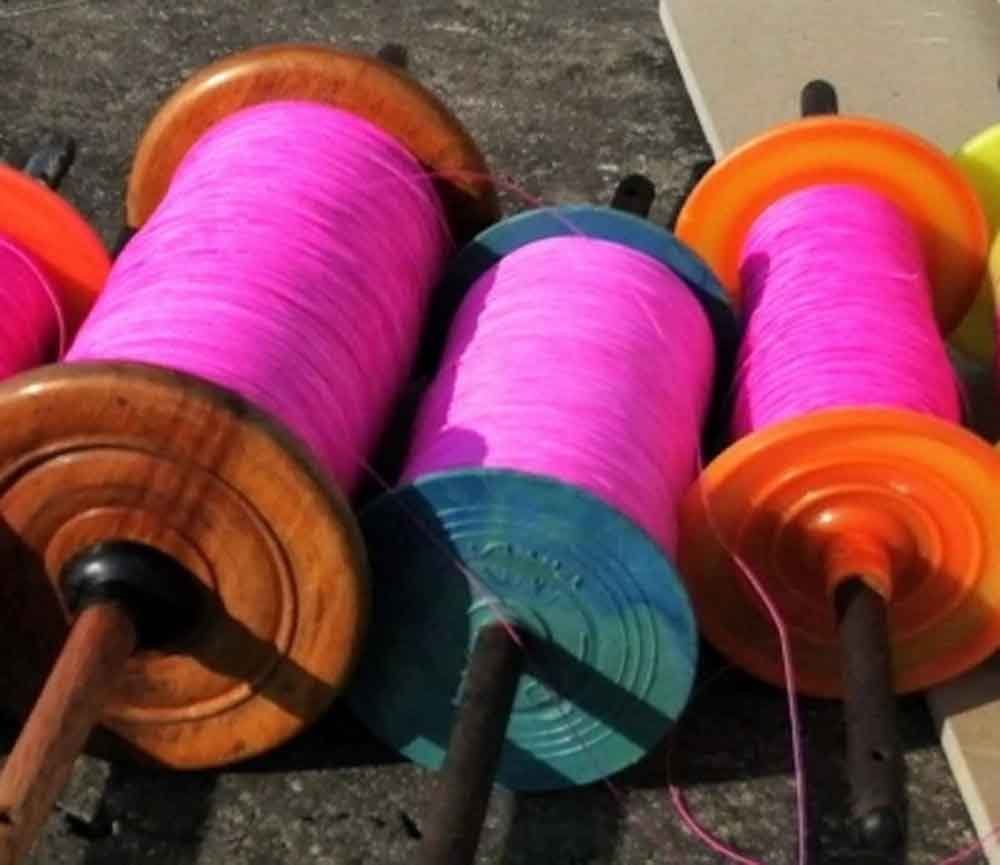 जानलेवा मांझे का कहर, बाइक सवार