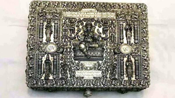 ₹25 लाख का चांदी का शादी कार्ड: