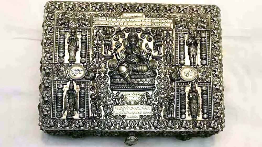 ₹25 लाख का चांदी का शादी कार्ड: