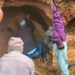 मिट्टी की खदान धंसी, दो बच्चियों समेत