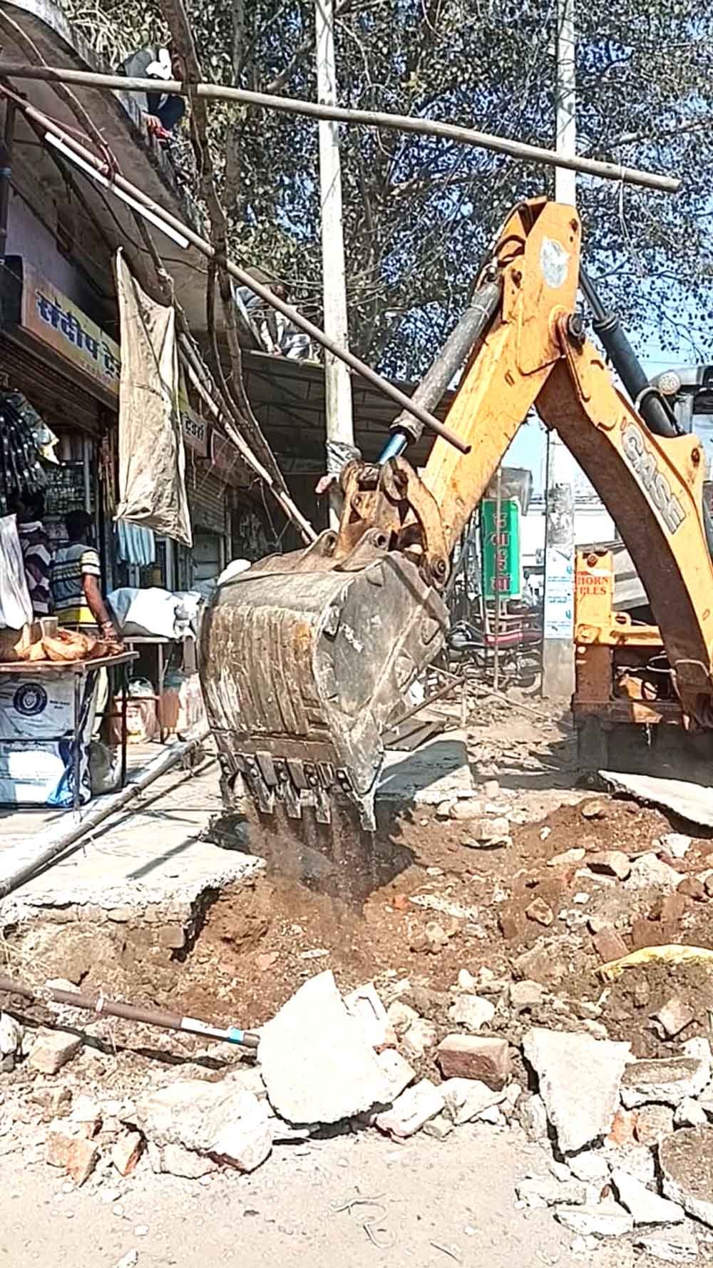 प्रशासन का चला पीला पंजा: जय स्तंभ