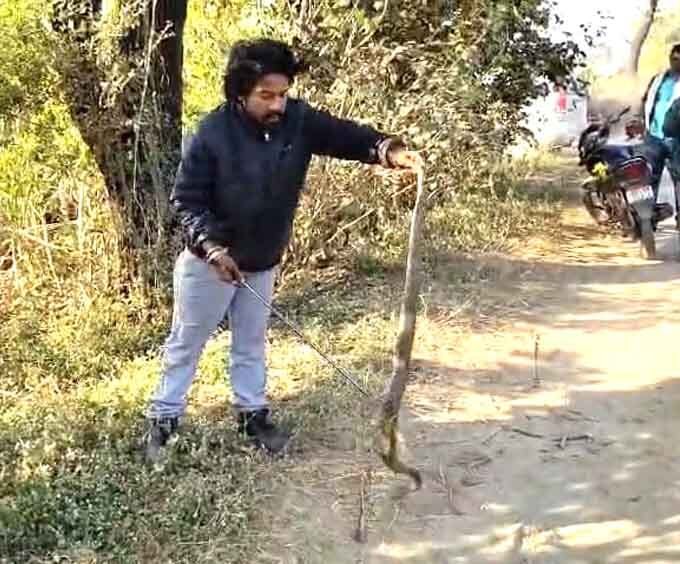 खेत में काम कर रहे मजदूरों पर रसेल