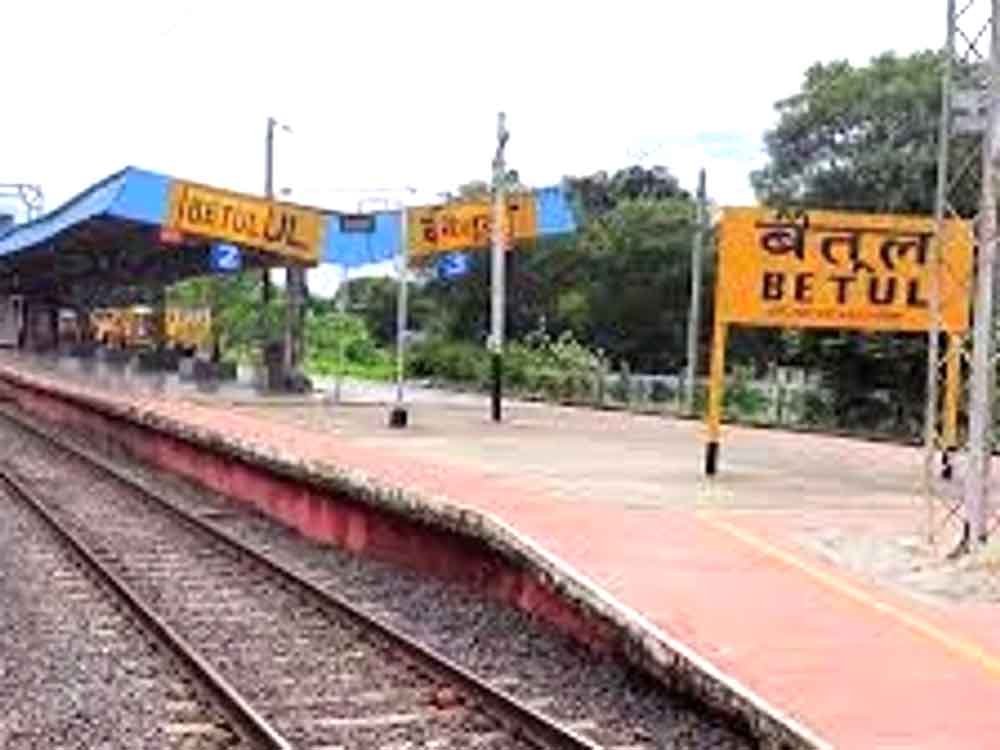 रेलवे स्टेशन के पास कोयला लदी