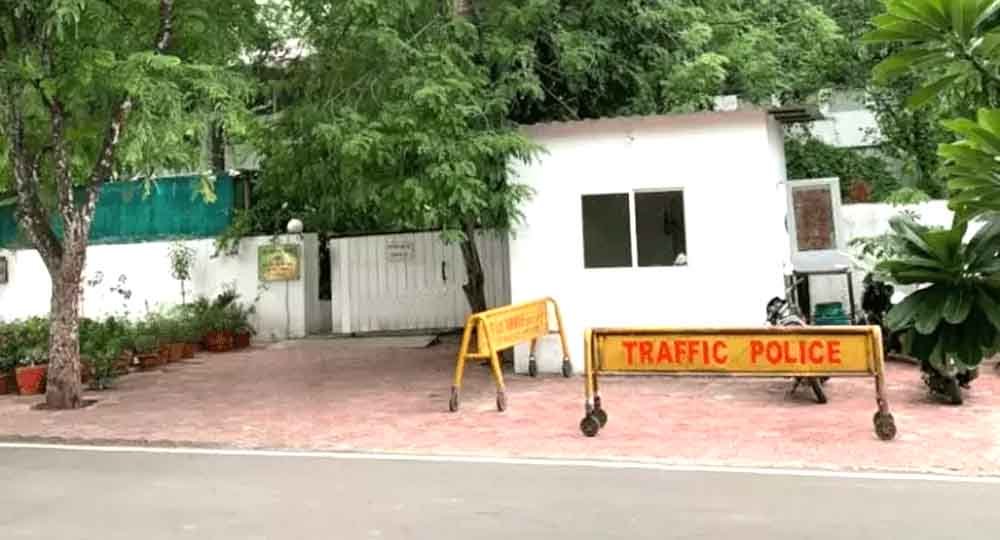 पूर्व मंत्रियों और अफसरों से खाली