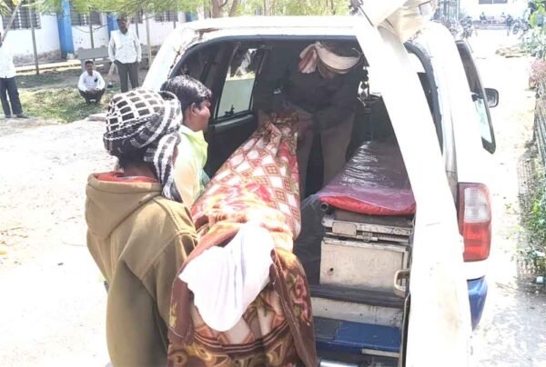 शराब के नशे में खेत में जहर पीने से