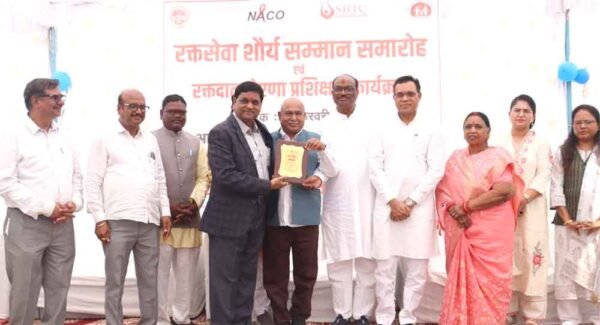 रक्तदाताओं का सम्मान करना गर्व