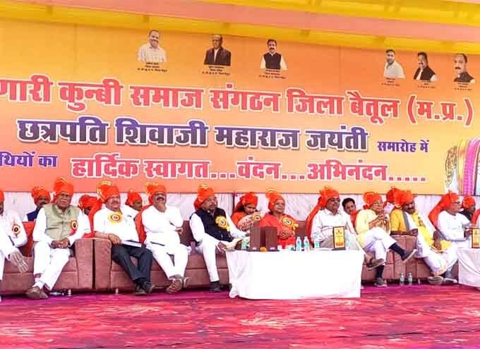 मूर्ति पर किया गया माल्यार्पण,