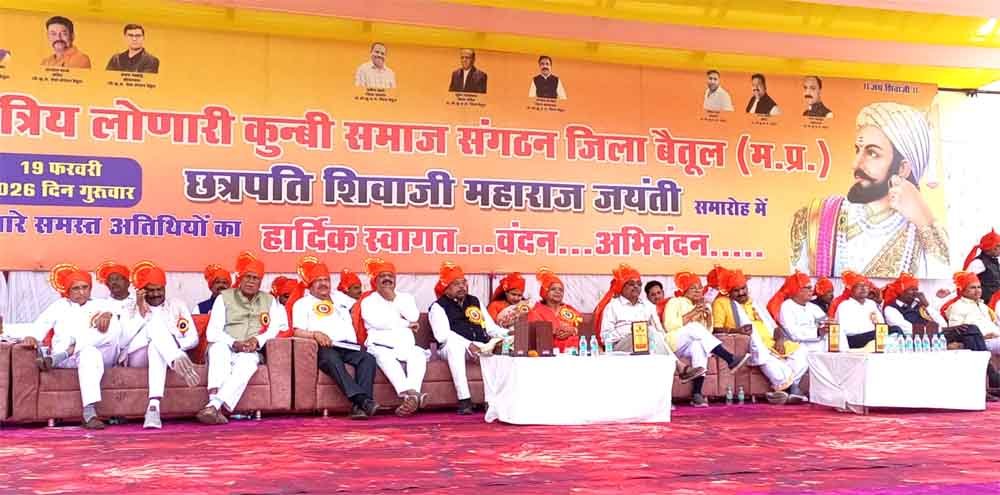 मूर्ति पर किया गया माल्यार्पण,