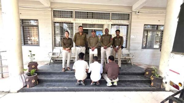 प्रेम जाल में फंसाकर हड़पे 5 तोले