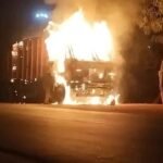 स्टेट हाईवे पर खड़े