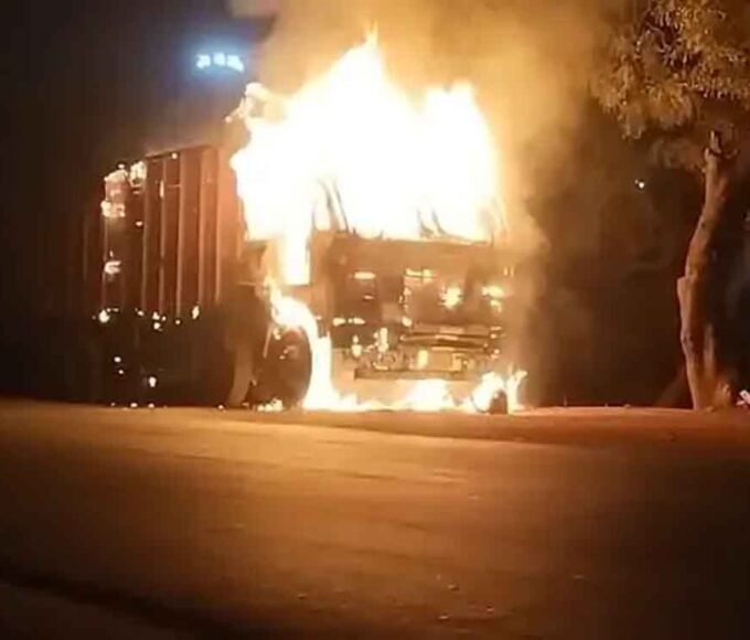 स्टेट हाईवे पर खड़े