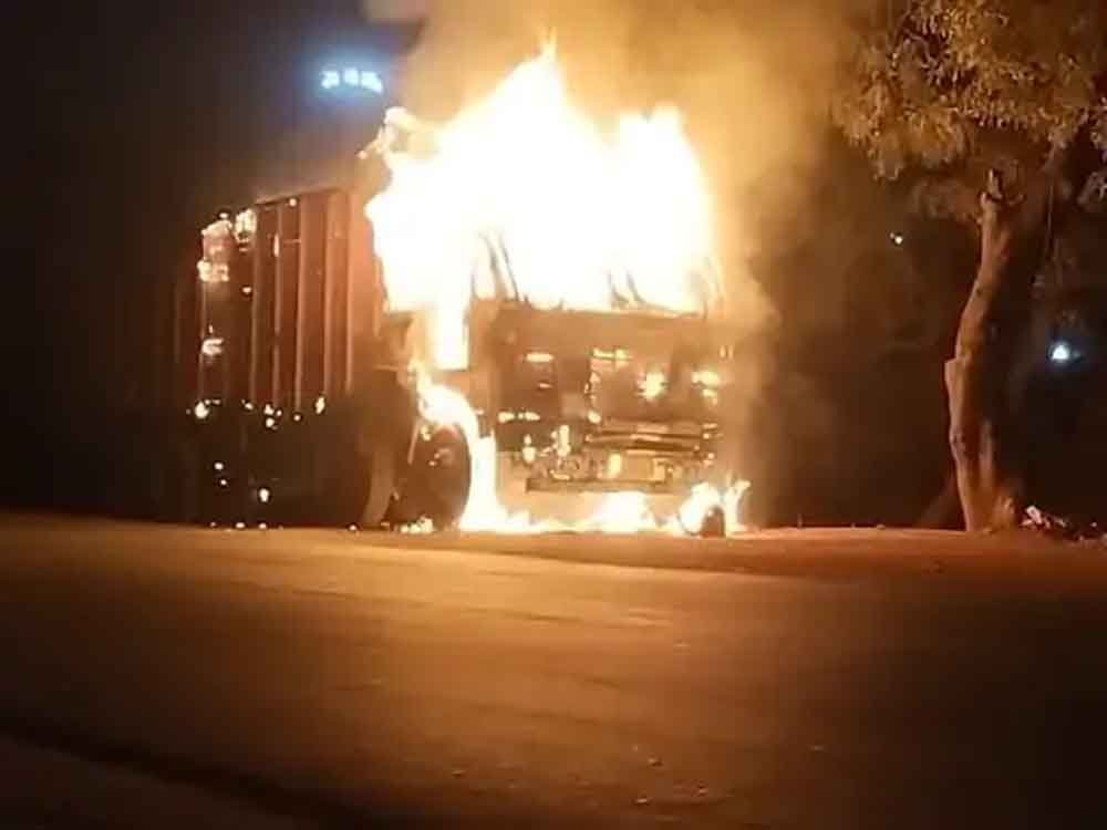 स्टेट हाईवे पर खड़े