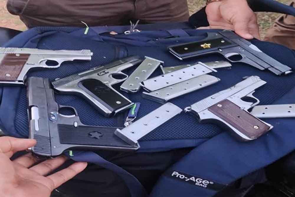 बड़ी कार्रवाई: 11 अवैध हथियार, कारतूस