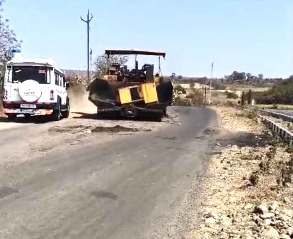 बैतूल–परतवाड़ा रोड पर बीच सड़क खड़ी