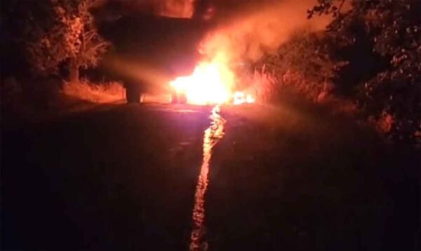 रेत से भरे डम्पर में भीषण आग: