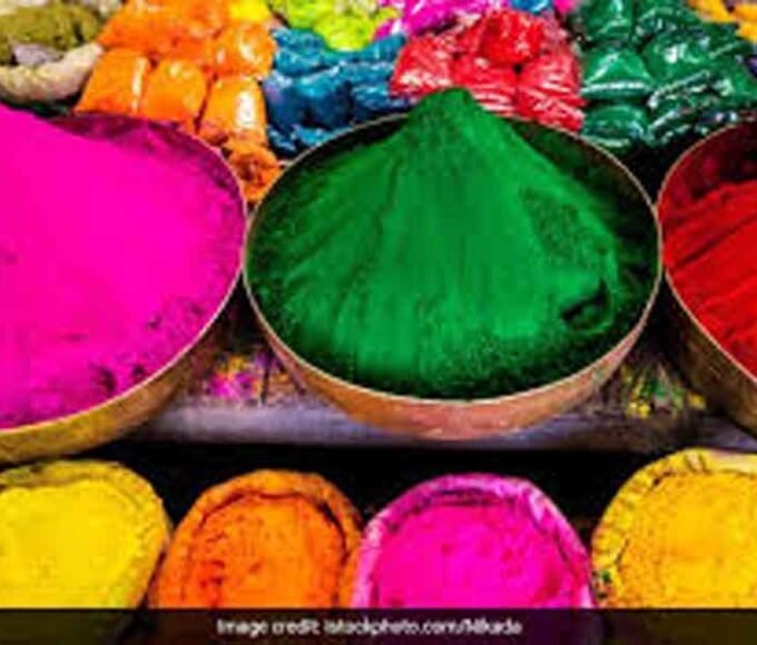 मंदिरों के फूलों से बन रहा हर्बल गुलाल