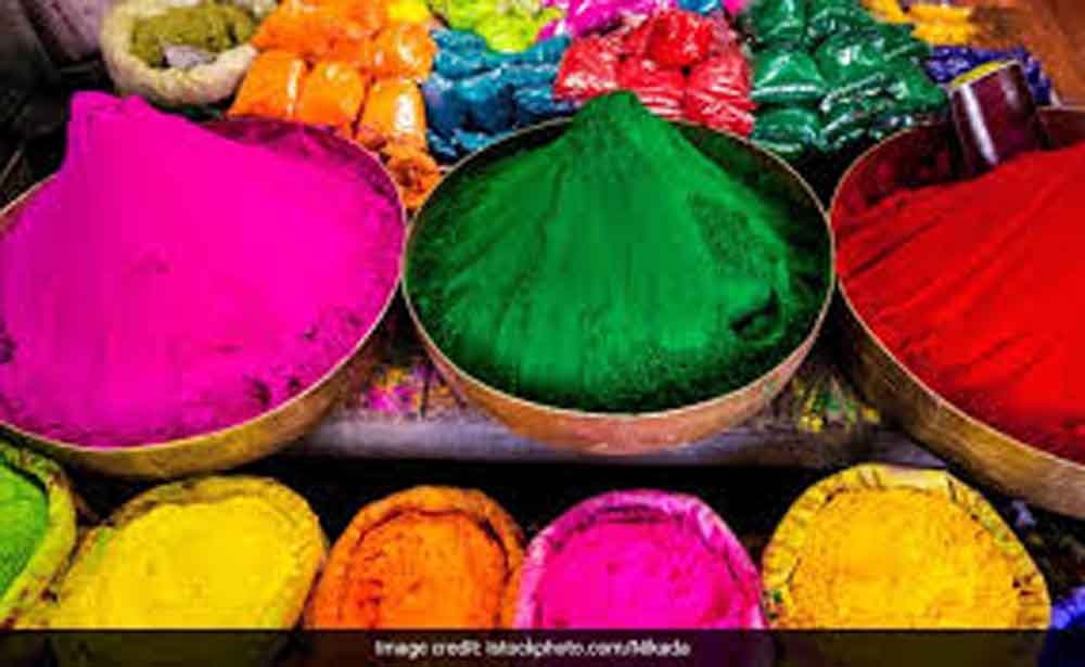 मंदिरों के फूलों से बन रहा हर्बल गुलाल