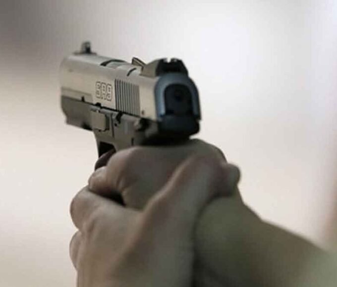 नकली पिस्टल से