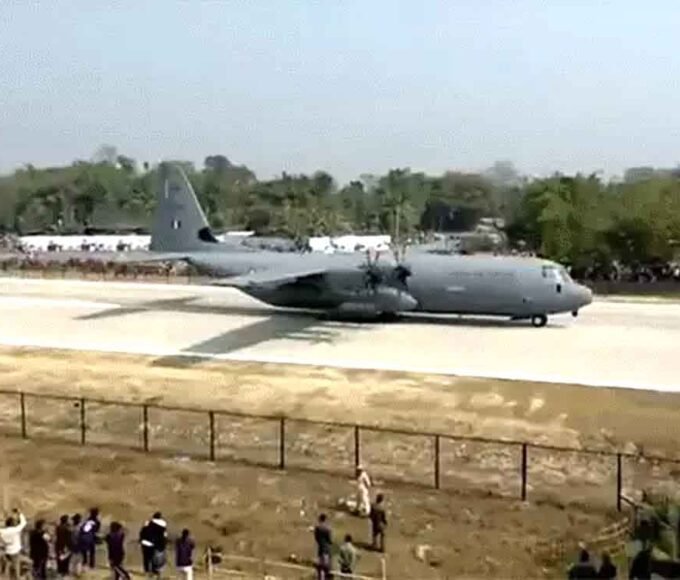 हाईवे पर उतरा