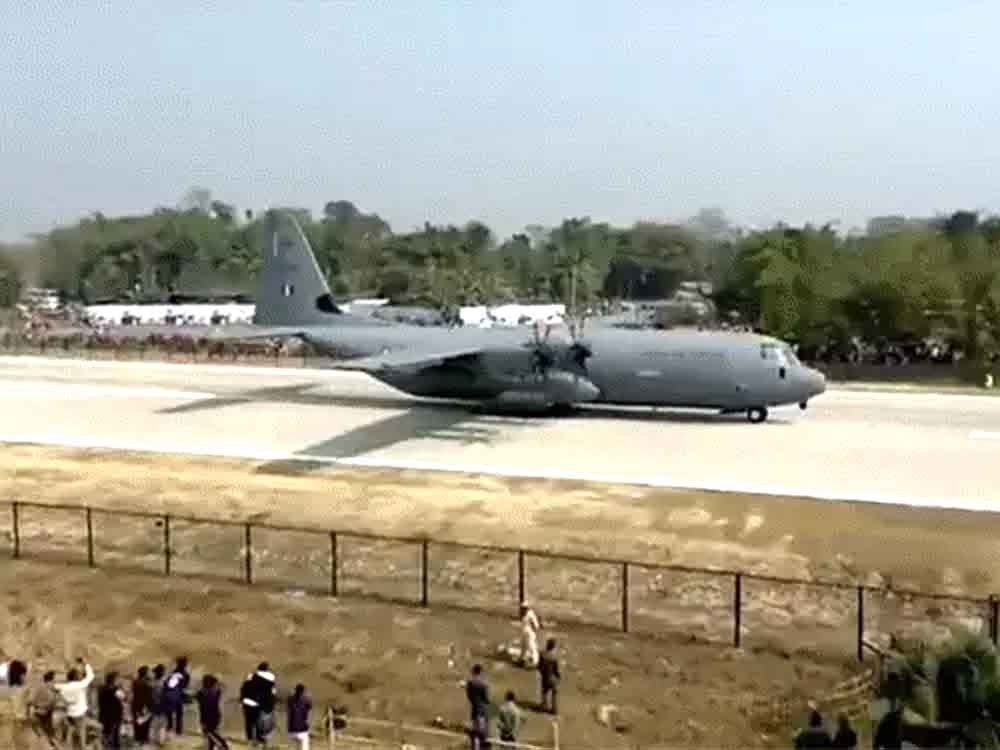 हाईवे पर उतरा