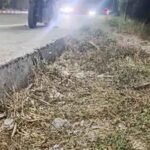 सड़क से डेढ़ फीट नीचे शोल्डर होने से