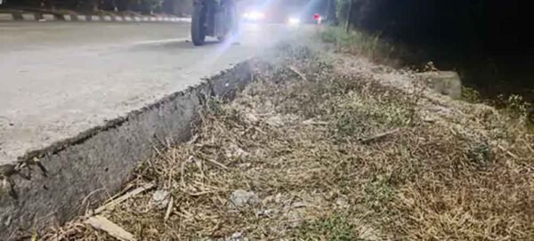 सड़क से डेढ़ फीट नीचे शोल्डर होने से