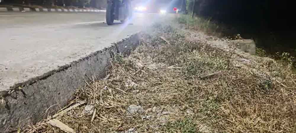 सड़क से डेढ़ फीट नीचे शोल्डर होने से