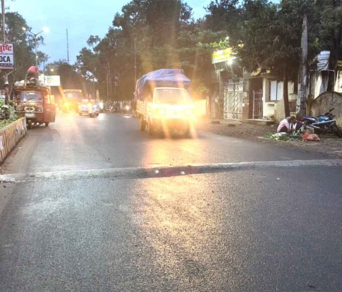 अंधे बना रहे ब्रेकर, गूंगे बोल रहे वाह