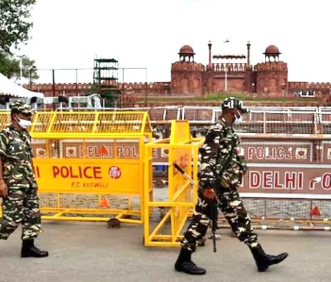 दिल्ली में हाई अलर्ट, लाल किला और