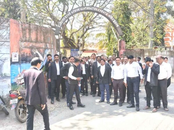 अधिवक्ता की हत्या के विरोध में