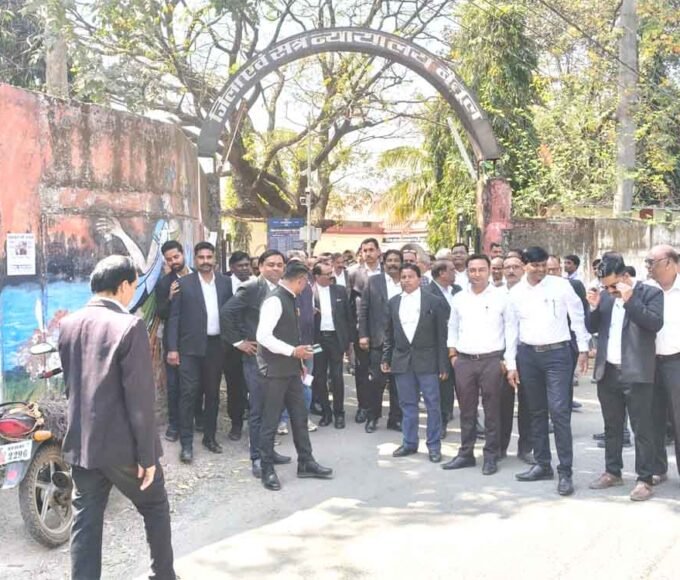 अधिवक्ता की हत्या के विरोध में