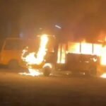 काला पाठा में स्कूल परिसर में खड़ी