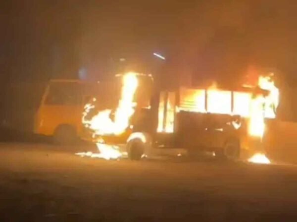 काला पाठा में स्कूल परिसर में खड़ी