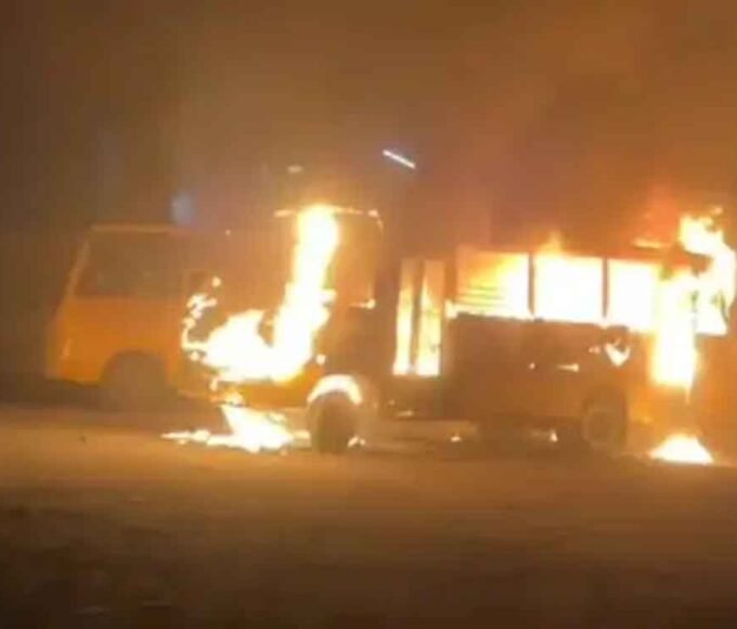 काला पाठा में स्कूल परिसर में खड़ी