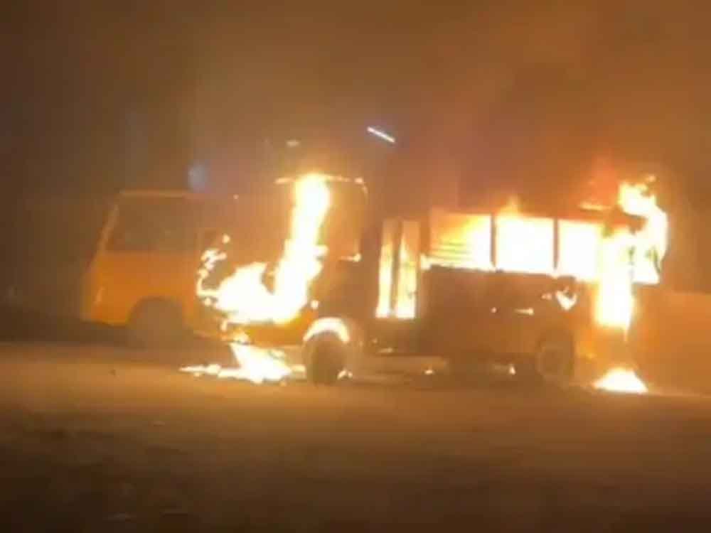 काला पाठा में स्कूल परिसर में खड़ी