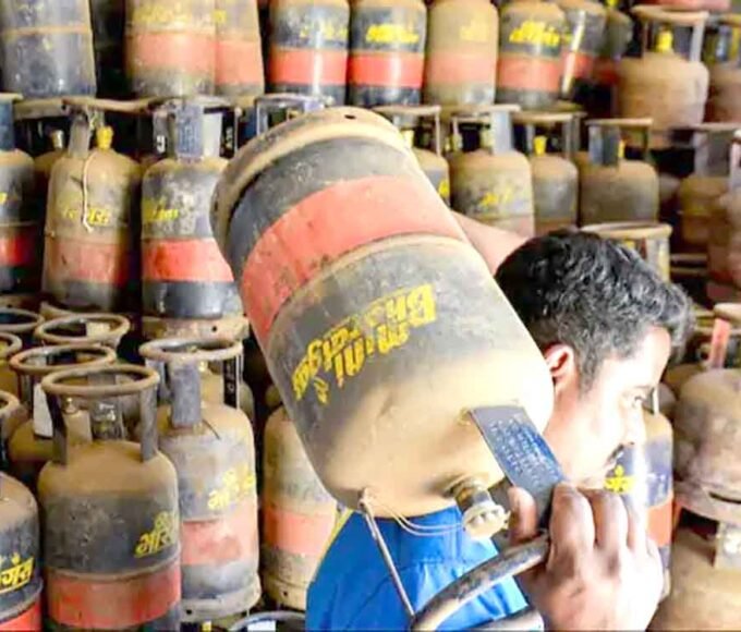 भारत में LPG संकट गहराया: कई राज्यों