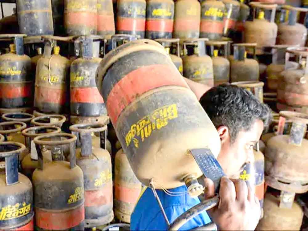 भारत में LPG संकट गहराया: कई राज्यों