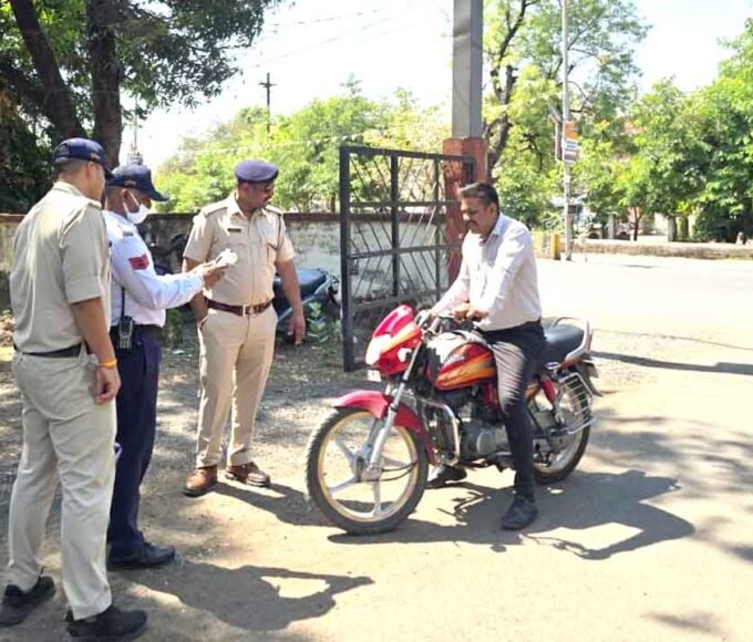 बिना हेलमेट पुलिस-शासकीय कर्मियोंं