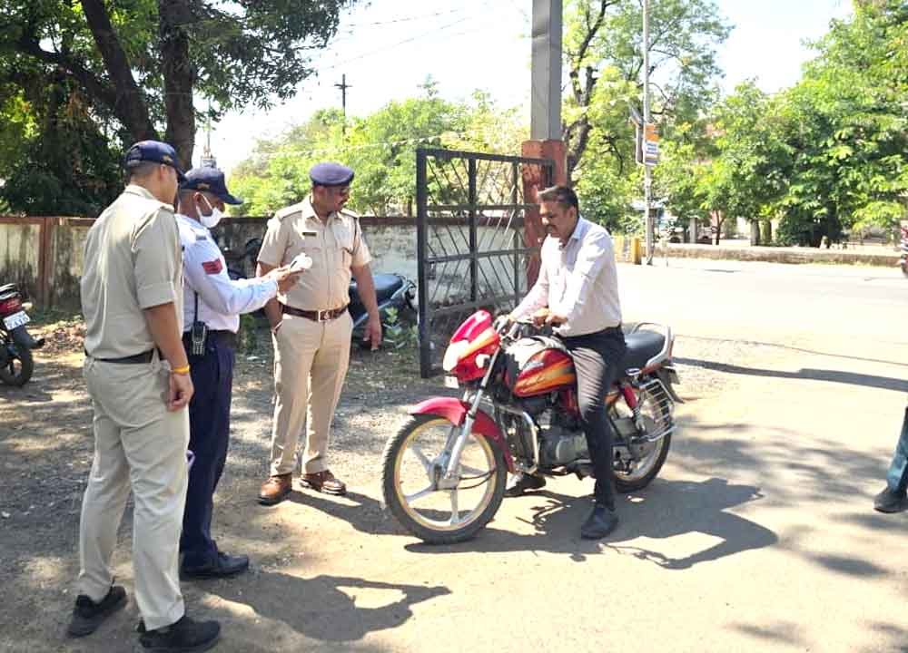 बिना हेलमेट पुलिस-शासकीय कर्मियोंं